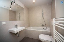  ERSTBEZUG, UNABH�NGIG v. fossilen Brennstoffen, Dachgeschoss NEU mit modernster Ausstattung 77,07m� Wohnfl�che, 3 Zimmer plus Nebenr�ume, auch Altbau Etagen-Wohnungen, W�rmepumpe, Klima