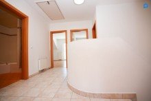  Gro�z�giges Familienhaus, 5 Zimmer, Vollkeller, Fu�bodenheizung, Gro�er Garten, Garage plus weiterer Abstellplatz, Gr�nlage