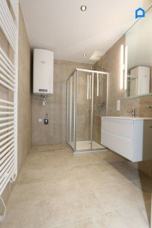  +Pauschale allinklusiv Miete+ KLIMA-HEIZUNG-INKLUDIERT* NEUEBAU-LUXUS- 2 Zimmer, West-Balkon* Ma�einbau-K�che, zugfreie Deckenk�hlung, FBH, Alarmanlage, Garage, Lift, barrierefrei