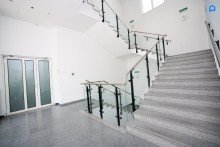  +Modernes B�ro 545m� (oder auf 2x270m� teilbar) , 15-20 R�ume insgesamt m�glich,  Teek�che, Toiletten, optionale PKW Stellpl�tze, optionaler Keller+