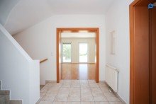  Gro�z�giges Familienhaus, 5 Zimmer, Vollkeller, Fu�bodenheizung, Gro�er Garten, Garage plus weiterer Abstellplatz, Gr�nlage