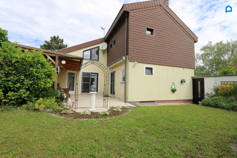  Klosterneuburg - Zentrum Klosterneuburg Reiheneckhaus Sehr gepflegtes gro�z�giges Eckreihenhaus , Garten, Pergola, Terrasse, 4,5 Zimmer, plus Kellerr�ume, Garage