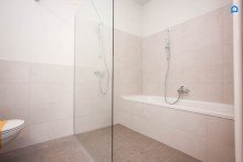 Bad mit Dusche Top 11 ERSTBEZUG, UNABH�NGIG v. fossilen Brennstoffen, kernsanierter Albau, modernste Ausstattung ab 41 m� -148m� Wohnfl�che, 2-4 Zimmer plus Nebenr�ume, Etagen- und DG Wohnungen, W�rmep. FBH,Deckenk�hlung