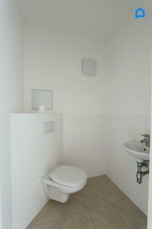  Gro�artige Dachgeschosswohnung mit 146 m� plus 21 m� Dachterrasse plus 8 m� Balkon, 4 Zimmer, KLIMA, gro�er Vorraum, Tiefgaragenplatz optional !