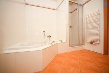  Gro�z�giges Familienhaus, 5 Zimmer, Vollkeller, Fu�bodenheizung, Gro�er Garten, Garage plus weiterer Abstellplatz, Gr�nlage