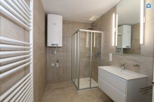 +Pauschale allinklusiv Miete+ KLIMA-HEIZUNG-INKLUDIERT* NEUEBAU-LUXUS- 2 Zimmer, West-Balkon* Ma�einbau-K�che, zugfreie Deckenk�hlung, FBH, Alarmanlage, Garage, Lift, barrierefrei