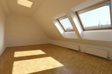  +Helle + ruhige + Dachgeschoss Maisonette+ Klimaanlage + in renoviertem Jahrhundertwendehaus+Komplett sanierter Erstbezug + 4.Liftstock +  Kellerabteil+