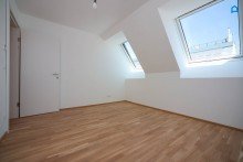  ERSTBEZUG, JETZT einziehen! Dachgeschoss NEU mit modernster Ausstattung c. 113 m� Wohnfl�che, 4 Zimmer plus Nebenr�ume, W�rmepumpe, FBH, Deckenk�hlung