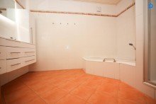  Gro�z�giges Familienhaus, 5 Zimmer, Vollkeller, Fu�bodenheizung, Gro�er Garten, Garage plus weiterer Abstellplatz, Gr�nlage