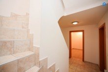  Gro�z�giges Familienhaus, 5 Zimmer, Vollkeller, Fu�bodenheizung, Gro�er Garten, Garage plus weiterer Abstellplatz, Gr�nlage