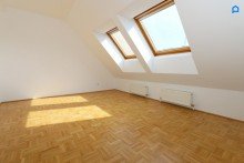  Komplett sanierter Erstbezug, helle, ruhige, 4 Zimmer- Dachgeschoss Maisonette, Loggia, in renoviertem Jahrhundertwendehaus, 4.Liftstock + Kellerabteil