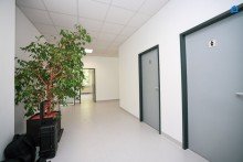  +Modernes B�ro 545m� (oder auf 2x270m� teilbar) , 15-20 R�ume insgesamt m�glich,  Teek�che, Toiletten, optionale PKW Stellpl�tze, optionaler Keller+