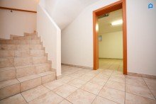  Gro�z�giges Familienhaus, 5 Zimmer, Vollkeller, Fu�bodenheizung, Gro�er Garten, Garage plus weiterer Abstellplatz, Gr�nlage