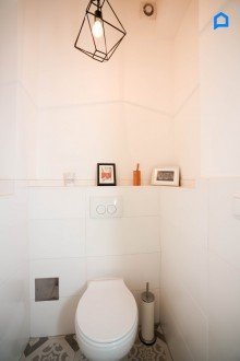  Helle, ruhige, m�blierte  2 Zimmer Wohnung mit gro�em Vorraum und separater K�che