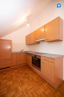 Wohnen nahe Oberlaa - helle 3-Zimmer-Wohnung mit riesigem Wohnbereich 36 m� Wohnk�che und 7,8 m� Balkon + gr�ner Innenhof,  1. OG, Dachgeschoss