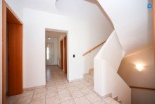 Gro�z�giges Familienhaus, 5 Zimmer, Vollkeller, Fu�bodenheizung, Gro�er Garten, Garage plus weiterer Abstellplatz, Gr�nlage