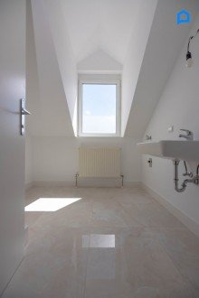  Wohnen nahe Oberlaa - helle 3-Zimmer-Wohnung mit riesigem Wohnbereich 36 m� Wohnk�che und 7,8 m� Balkon + gr�ner Innenhof,  1. OG, Dachgeschoss