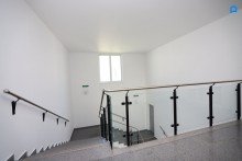  +Modernes B�ro 545m� (oder auf 2x270m� teilbar) , 15-20 R�ume insgesamt m�glich,  Teek�che, Toiletten, optionale PKW Stellpl�tze, optionaler Keller+