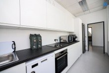  +Modernes B�ro 545m� (oder auf 2x270m� teilbar) , 15-20 R�ume insgesamt m�glich,  Teek�che, Toiletten, optionale PKW Stellpl�tze, optionaler Keller+