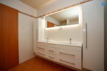  Gro�z�giges Familienhaus, 5 Zimmer, Vollkeller, Fu�bodenheizung, Gro�er Garten, Garage plus weiterer Abstellplatz, Gr�nlage