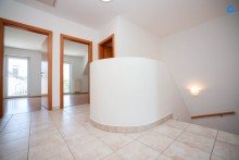  Gro�z�giges Familienhaus, 5 Zimmer, Vollkeller, Fu�bodenheizung, Gro�er Garten, Garage plus weiterer Abstellplatz, Gr�nlage