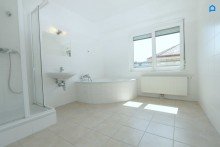  Gro�artige Dachgeschosswohnung mit 146 m� plus 21 m� Dachterrasse plus 8 m� Balkon, 4 Zimmer, KLIMA, gro�er Vorraum, Tiefgaragenplatz optional !