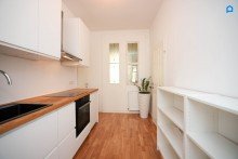  Helle, ruhige, m�blierte  2 Zimmer Wohnung mit gro�em Vorraum und separater K�che