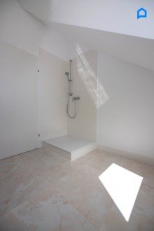  Wohnen nahe Oberlaa - helle 3-Zimmer-Wohnung mit riesigem Wohnbereich 36 m� Wohnk�che und 7,8 m� Balkon + gr�ner Innenhof,  1. OG, Dachgeschoss