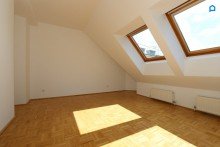  Komplett sanierter Erstbezug, helle, ruhige, 4 Zimmer- Dachgeschoss Maisonette, Loggia, in renoviertem Jahrhundertwendehaus, 4.Liftstock + Kellerabteil